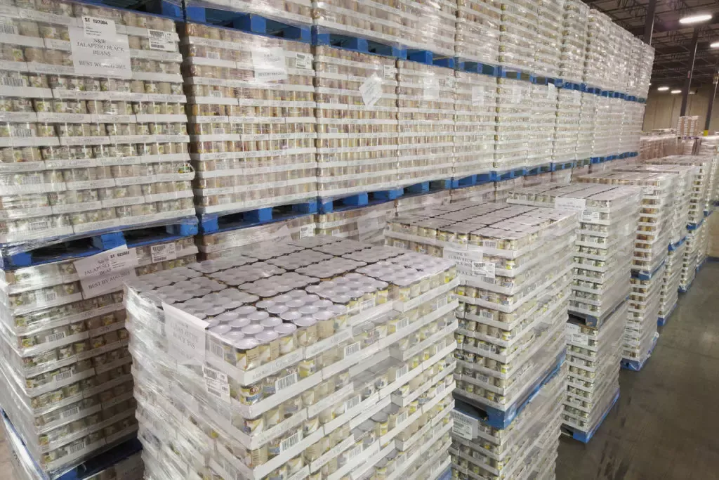 Dry grocery and packaged-food inventory racked under FIFO discipline in a food-grade warehouse.